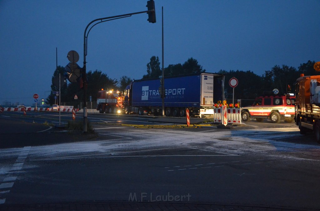 VU LKW umgestuerzt Feldkassel Industriestr Robert Boschstr P383.JPG